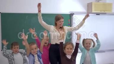 小学时，一群小朋友玩蹦乱跳，挥舞着手靠近老师的背景板